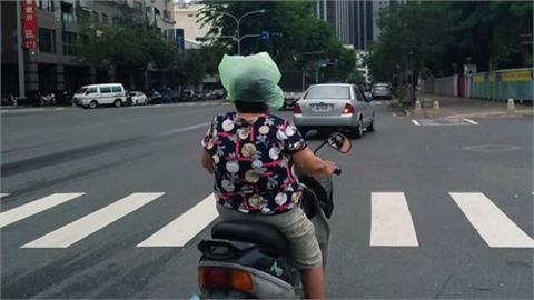 阿嬤騎車戴充氣式「不安全帽」　照片曝光網狠酸：用來裝腦漿嗎？