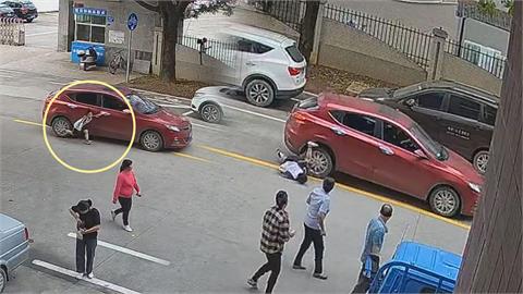 中國童拉車門遭父拖行　起身「第一反應」看哭網友：平時沒少被打