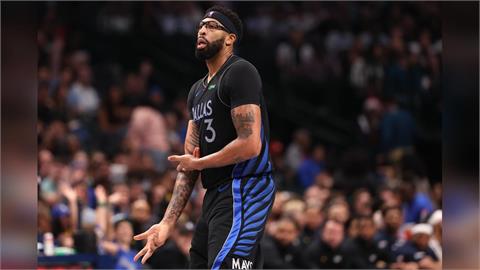 NBA(影)／又受傷！耶誕大戰僅打10分鐘就傷退　獨行俠明星長人AD傷勢出爐