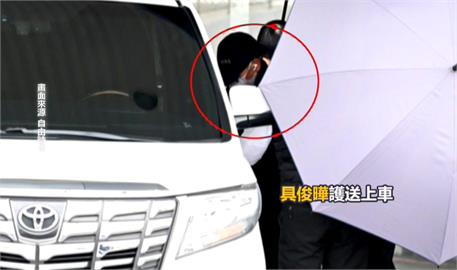 大S回家了！骨灰搭私人包機返台　具俊曄護送上車神情哀傷