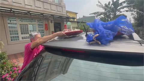 載蒜頭兜風？駕駛「車頂曬蒜頭忘了收」一路開　熱心騎士救蒜頭
