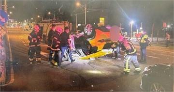 深夜68歲運將精神恍惚猛撞分隔島　計程車翻覆路口畫面曝光