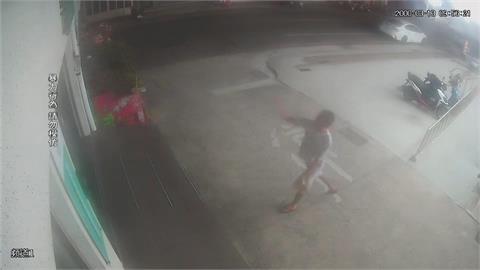 疑政治立場不同！民眾黨澎湖黨部　男子持石頭猛砸大門