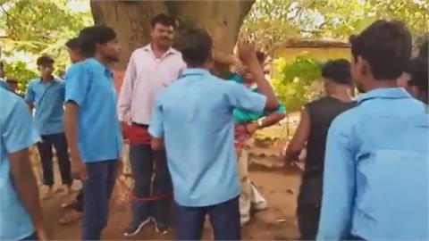 數學被當抓狂？印度老師當掉11名學生　竟遭綁樹上毆打公審