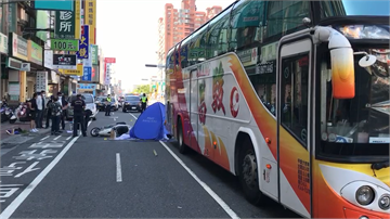 快新聞／台南老翁騎車突摔倒在地 滑行10公尺捲進遊覽車底當場死亡