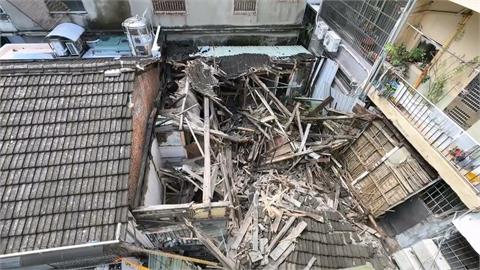 大雨害高雄鹽埕「無人屋」倒塌　瓦礫堵對面住戶害受困