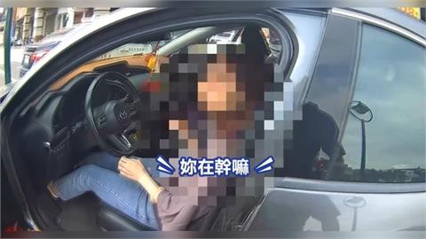 疑服用安眠藥後上路! 女自撞號誌燈桿車輛"空轉冒煙"