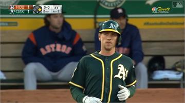 運動家外野手喪母後歸隊 全場球迷歡呼致敬
