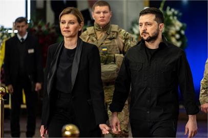 烏克蘭總統夫婦開戰首合體！她堅持不做「1動作」