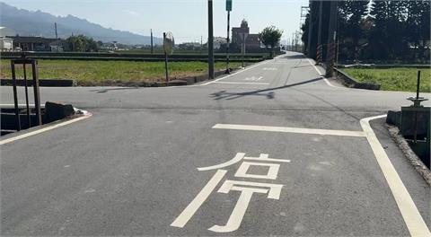 碰！機車與大客車相撞　行駛支線道未停讓恐罰