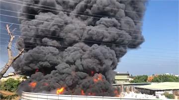 塑膠工廠起火燃燒 濃濃黑煙直竄天際