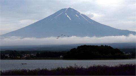 夏日登山季最終日　大批遊客濃霧中搶登「富士山」