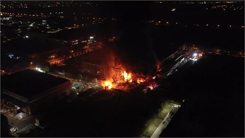 屏科明揚球具廠起火　疑似廠內化學物遇水爆炸