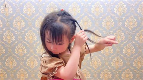嫌爸媽綁的馬尾太醜！5歲萌妹自編「超複雜盤髪」　網驚嘆：自愧不如