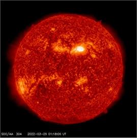 太陽黑子群噴發「M級閃焰」！鄭明典PO太空照曝「巨大白點」