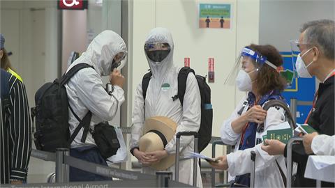 帛琉首批逾百名旅客打疫苗　AZ不能混打引發爭論