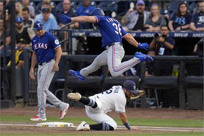 MLB(影)／這樣也能安全上壘!　遊騎兵Langford瑪利歐跳避免被觸殺