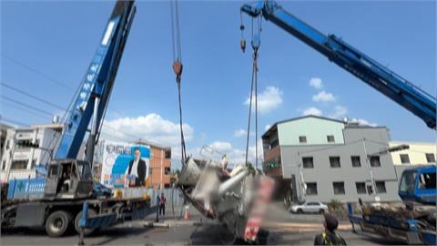 疑上坡衝過頭！　南投混凝土預拌車翻車「水泥全吐光」