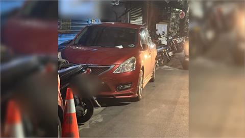 疑臨停擋車庫！控孕車主留電話沒人接　屋主氣炸「徒手砸破窗」