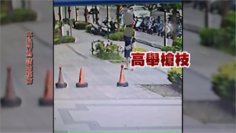 嚇壞！新北男「當街持槍叫囂」　對警唸心經稱幫消業障