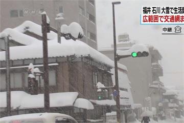大雪襲日本北陸 800多車困國道待援