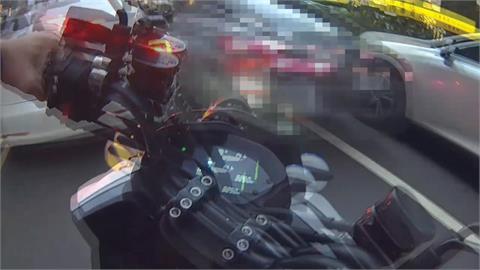 毒品通緝犯拒檢開車逃逸　中壢警出動兩車包夾破窗逮人