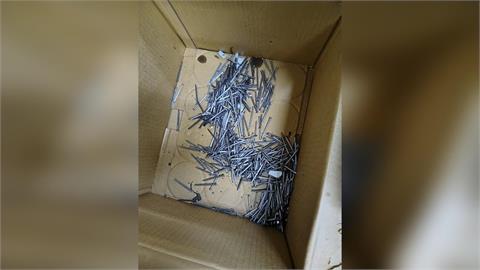 步步驚心！　彰化和美路口　散落「上百支鐵釘」　民眾看傻眼