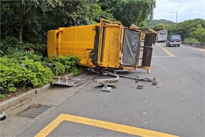 快新聞／疑勾到電線！新北萬里清潔車自撞山壁翻覆　車上2人輕傷送醫