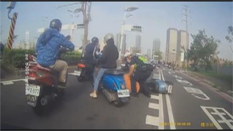 騎士散發酒味拒絕酒測　警以肉身擋車空手抓人