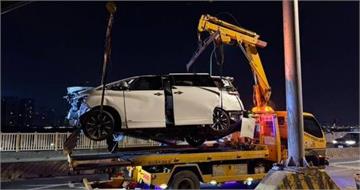 導航一看命差點丟!萬華「百萬保母車」凌晨翻覆 5人連滾帶撞送醫急救