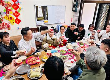 桃園副市長蘇俊賓初一拜訪安置中心　親自下廚與移工圍爐
