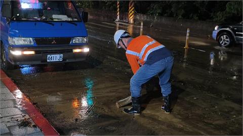 暴雨狂襲！深夜新北多處淹水　慘況畫面曝光了