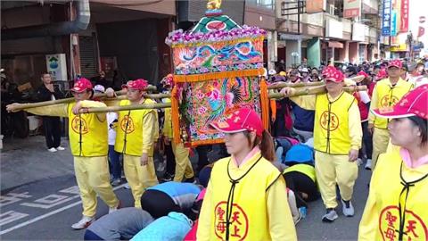 時尚山邊媽祖來了！　台中市區贊境賜福　民眾搶鑽轎腳