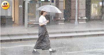 變天囉！北北桃13縣市豪、大雨特報　明全台各地「溼答答」