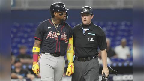 MLB(影)／阿庫尼亞挨觸身球超不爽！　勇士馬林魚場上對峙總教練被驅逐