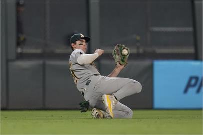 MLB(影)／運動家「斜槓」外野手攻守俱佳!　單場4安打外加美技防守橫掃雙城