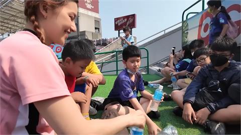 小學生遊覽車都唱什麼？混血妞見歌單「一首都不熟」　自嘲：老到發臭