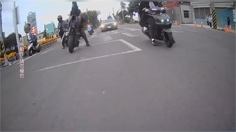 耍帥？機車綠燈起步催油門　翹孤輪滑行暴衝轉了一圈