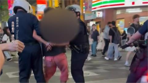 悚！西門町街頭驚傳持刀　男突蹲在路邊拿美工刀把玩