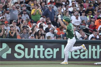 MLB(影)／運動家外野手烏龍接球　竟免費送對手一發全壘打