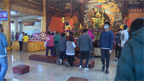 高雄五甲關帝廟開出「最早國運籤」：上半年有利！「9字」揭年底大選走勢