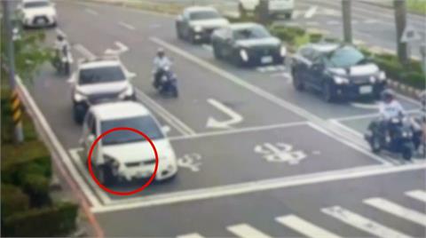 台南84歲阿伯迴轉自撞電桿　不顧爆胎車頭毀竟繼續開
