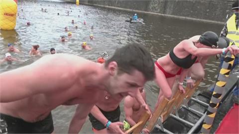 零下6度勇猛下水　布拉格冬泳賽數百人挑戰