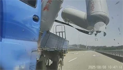 有驚無險父親節！轎車遭滿載瓦斯貨車追撞　乘客嚇壞驚聲尖叫