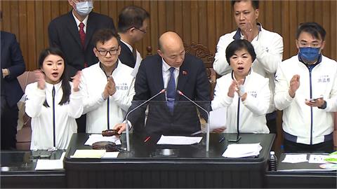 為擠進議場韓國瑜摔倒在地　綠怒嗆硬闖三讀輸不起