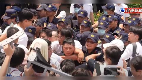 快新聞／黃國昌走讀失控「勒警」疑涉違法！　7次舉牌8警受傷