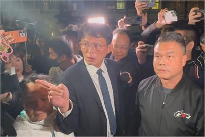 起訴柯文哲／小草遭隔離黃國昌怒嗆「搞戒嚴嗎」　警開放30人旁聽接押庭