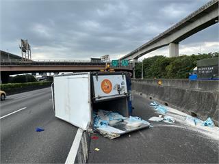 快新聞／有影！ 疑似左後輪爆胎翻車 國道灑滿貓沙