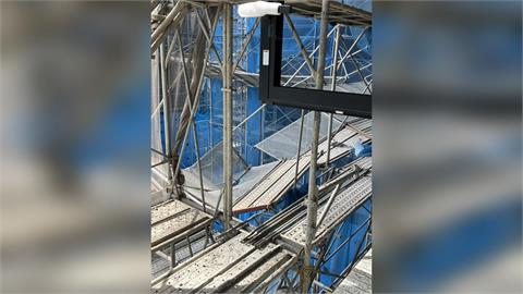 快新聞/工地失手瞬間!北市工人跌落鷹架 12樓摔落7樓