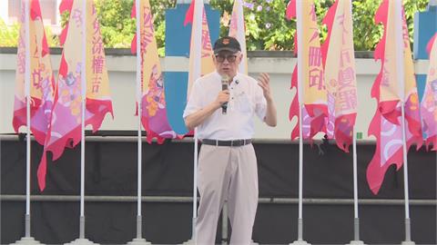 快新聞／直球對決！曹興誠授予罷團代表戰旗　喊話藍營「愛台灣應站出來」